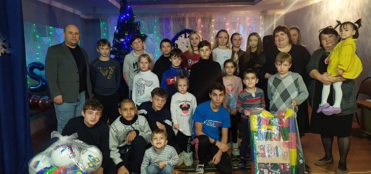 Краевые депутаты поздравили с наступающими новогодними праздниками ребят из детских домов