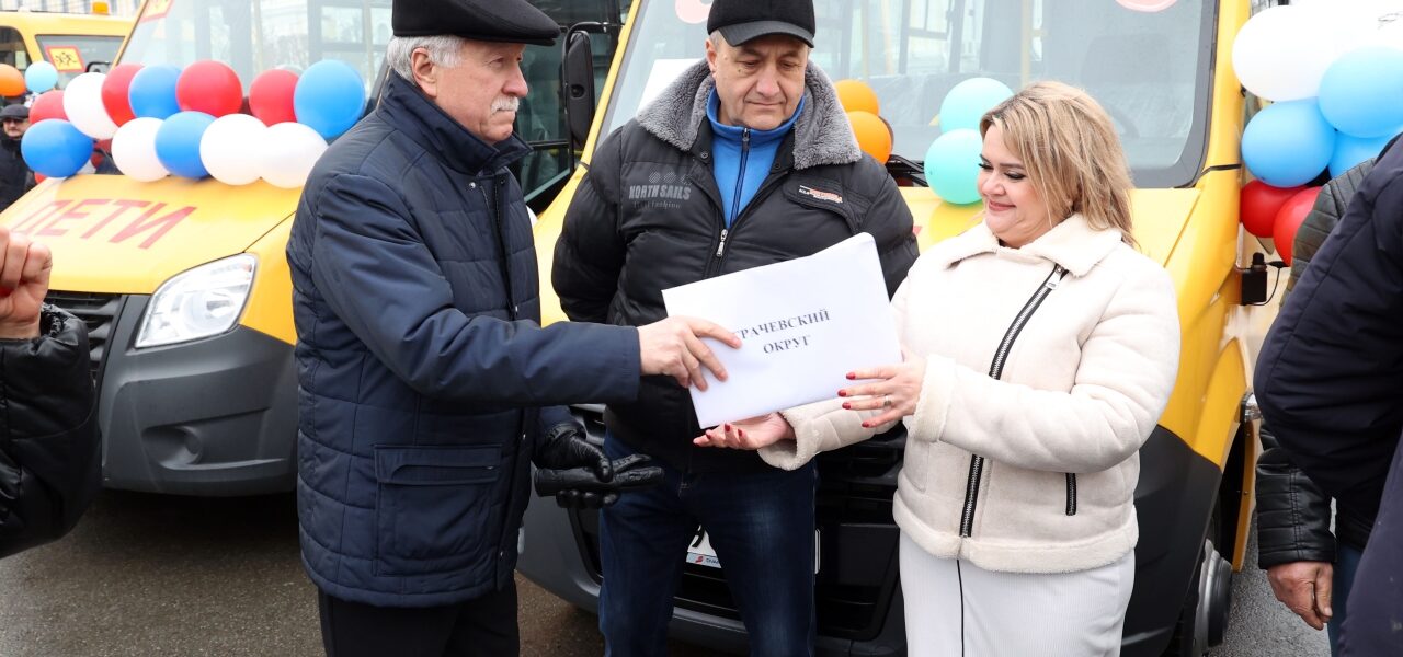 Николай Великдань вручил ключи от новых школьных автобусов