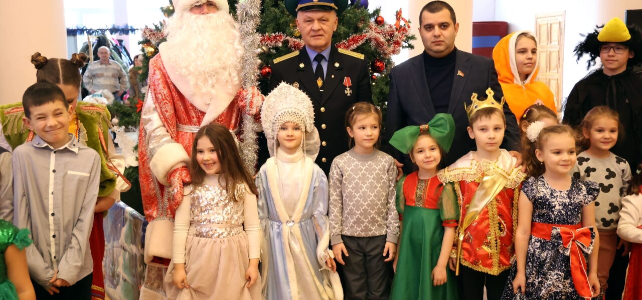Виктор Лозовой поздравил детей военнослужащих с наступающим Новым годом