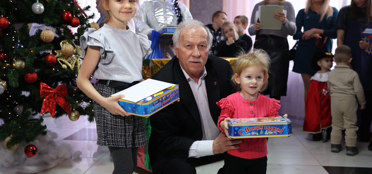 Николай Великдань поздравил с Новым годом детей военнослужащих и исполнил детскую мечту с «Елки желаний»