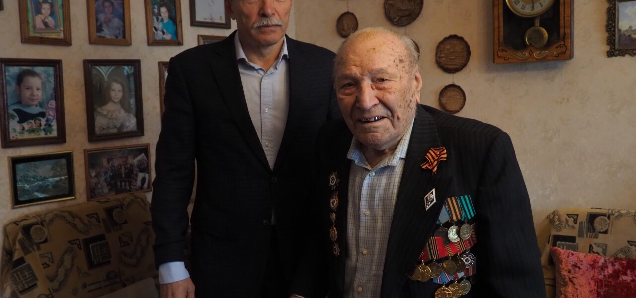 Дмитрий Судавцов поздравил ветерана со 100-летним юбилеем