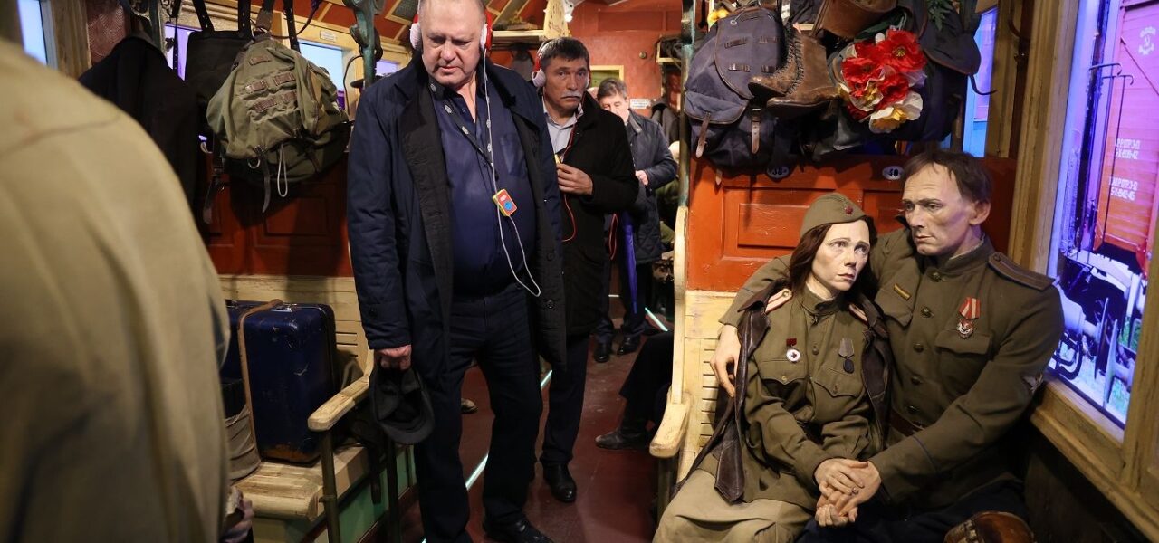 Краевые депутаты ознакомились с экспозицией передвижного музея «Поезд Победы»