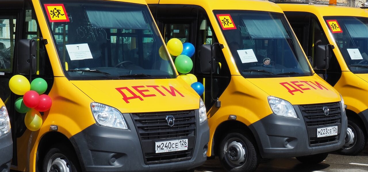 Николай Великдань вручил ключи от десяти новых школьных автобусов
