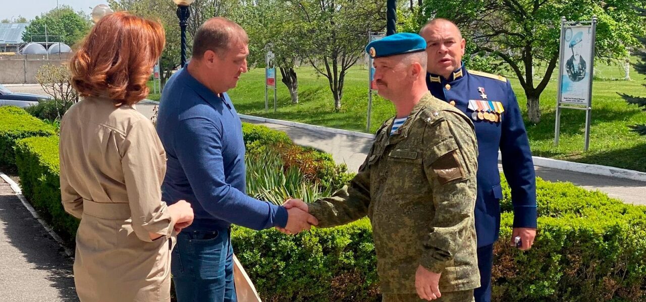 Депутаты краевой Думы передали гуманитарную помощь военнослужащим 247-го десантно-штурмового полка