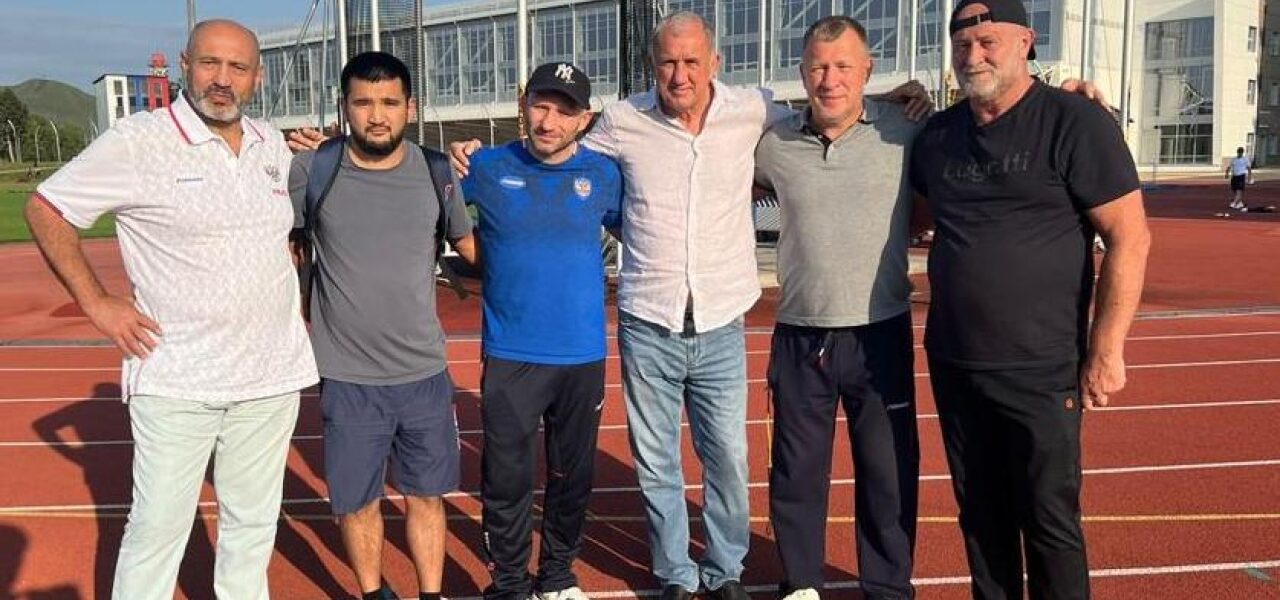 Игорь Андрющенко обсудил перспективы развития бокса и боевых искусств на Ставрополье с известными спортсменами и тренерами