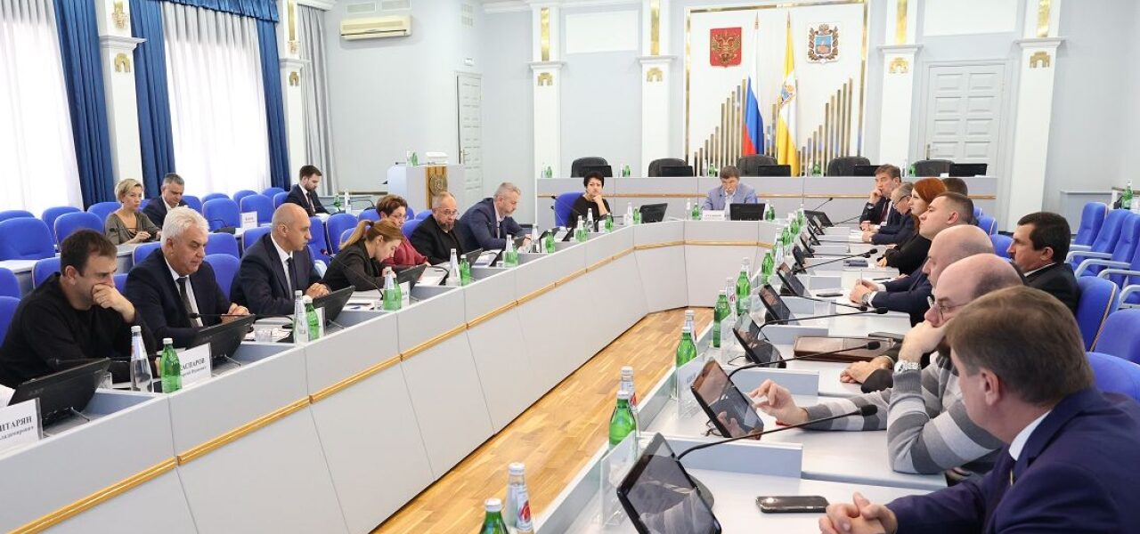 Краевые депутаты и представители непарламентских партий обсудили проект бюджета Ставрополья