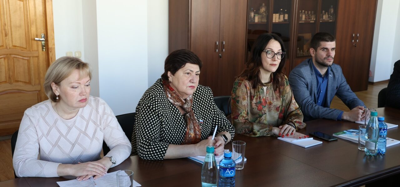 Краевые депутаты изучили положение дел в фармацевтической промышленности Ставрополья