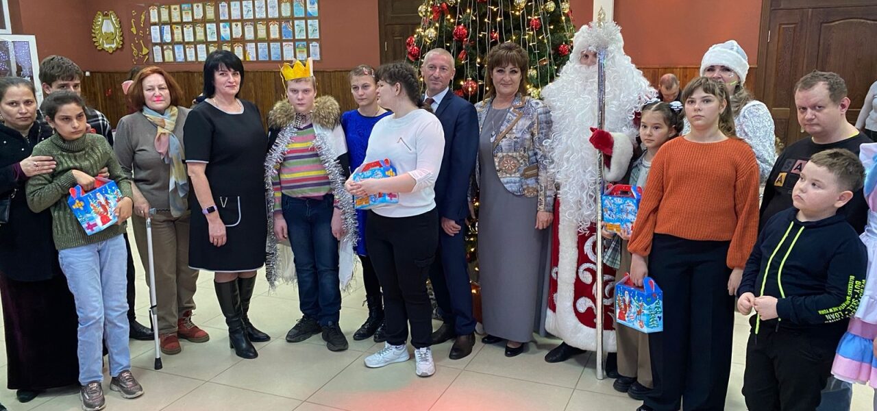 Николай Великдань поздравил с наступающими новогодними праздниками детей Ипатовского округа